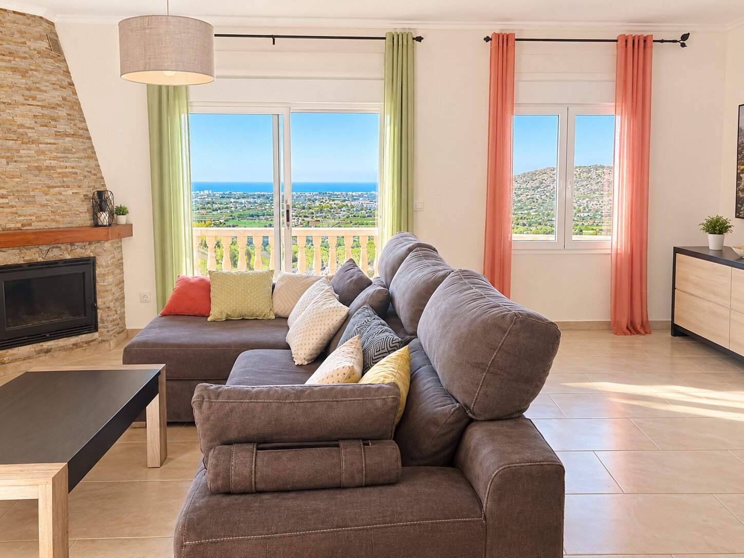 Bonita villa en venta en La Sella con vistas al mar.