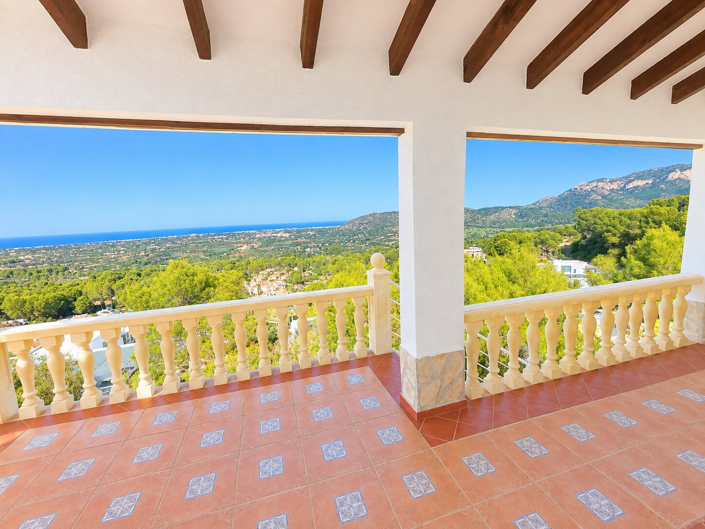Bonita villa en venta en La Sella con vistas al mar.