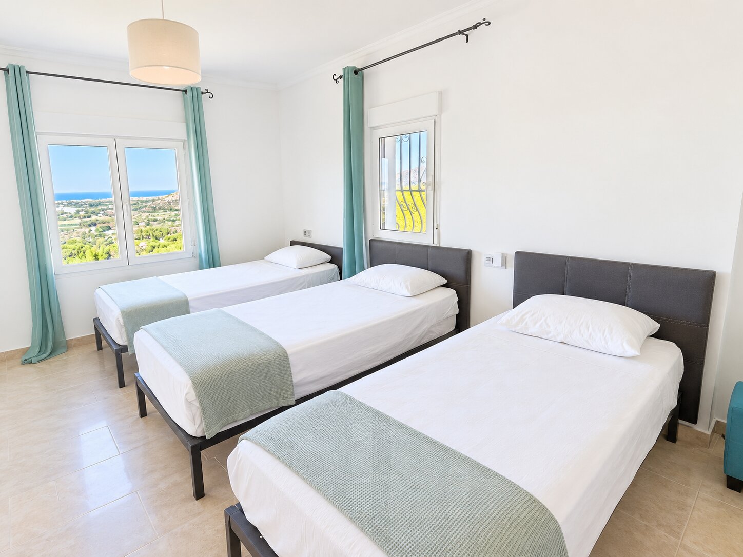 Bonita villa en venta en La Sella con vistas al mar.