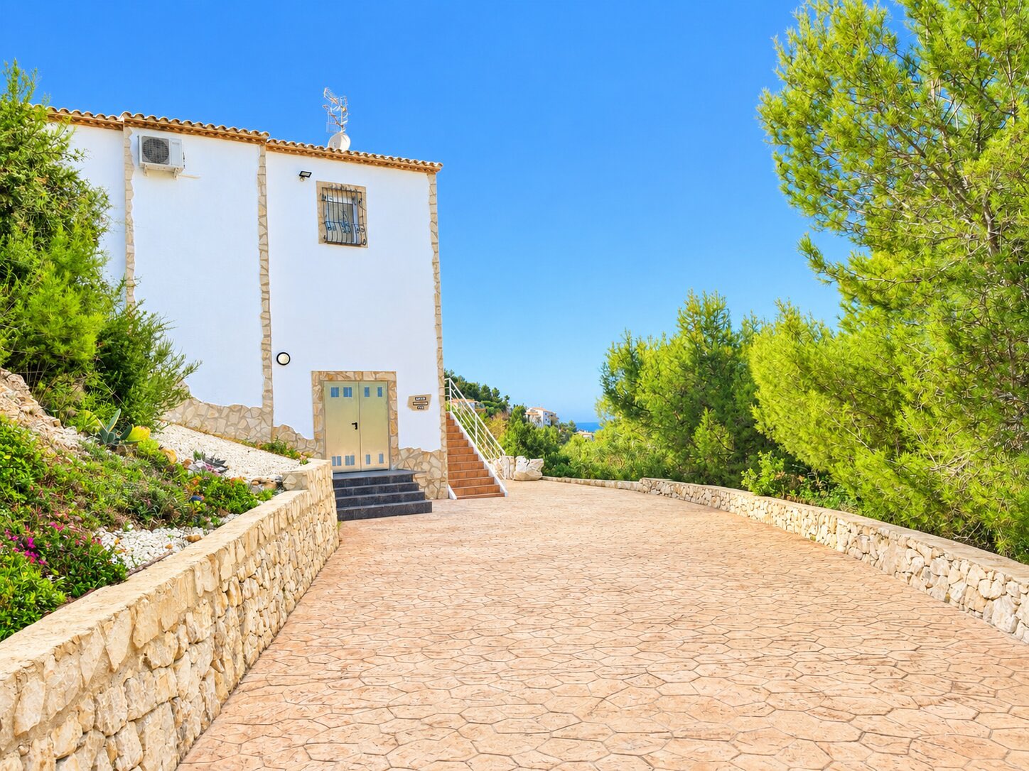 Bonita villa en venta en La Sella con vistas al mar.