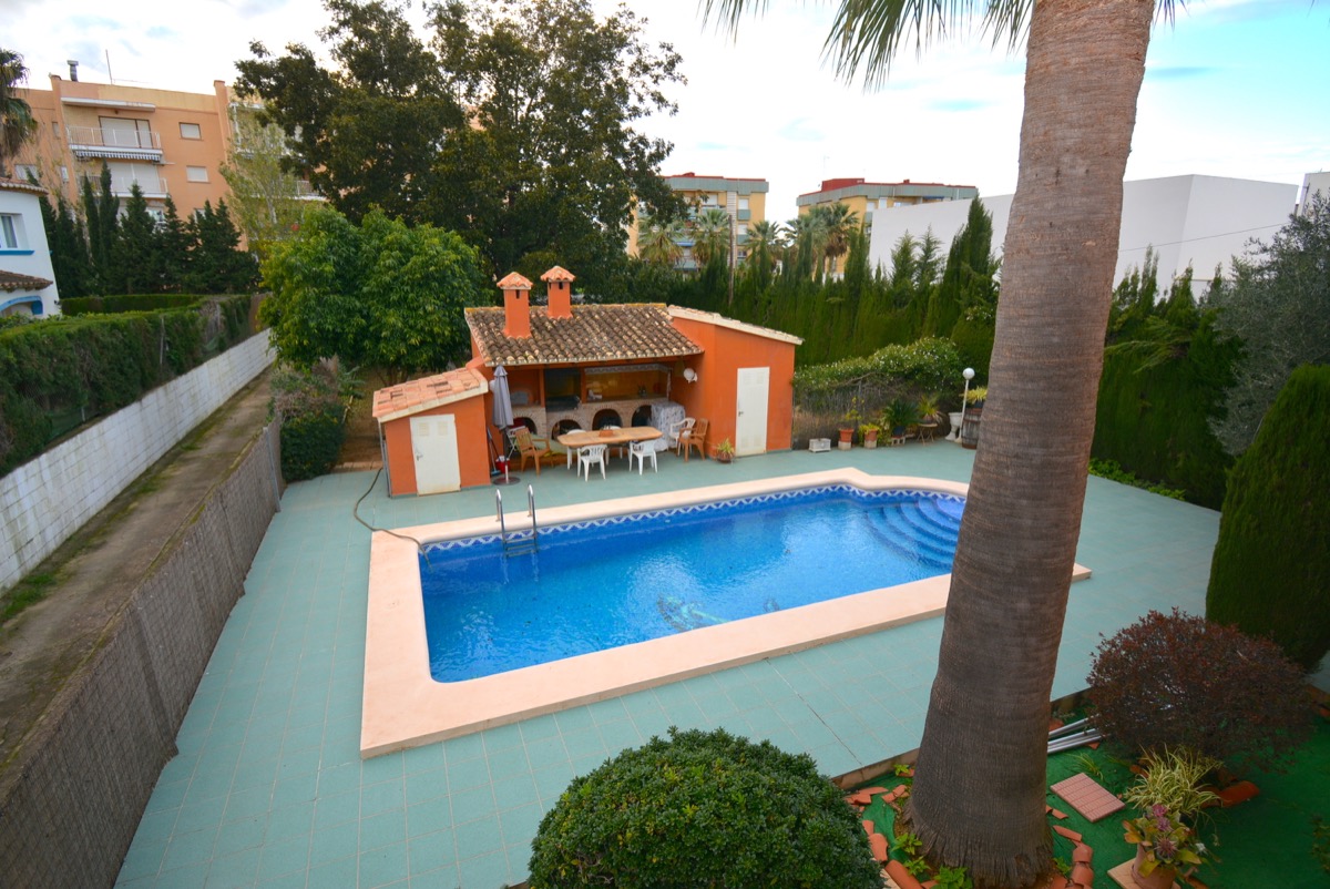Prachtige villa te koop in Denia en zeer dicht bij het strand