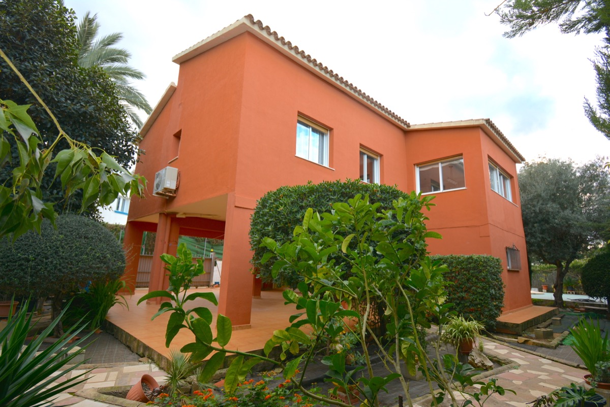 Prachtige villa te koop in Denia en zeer dicht bij het strand