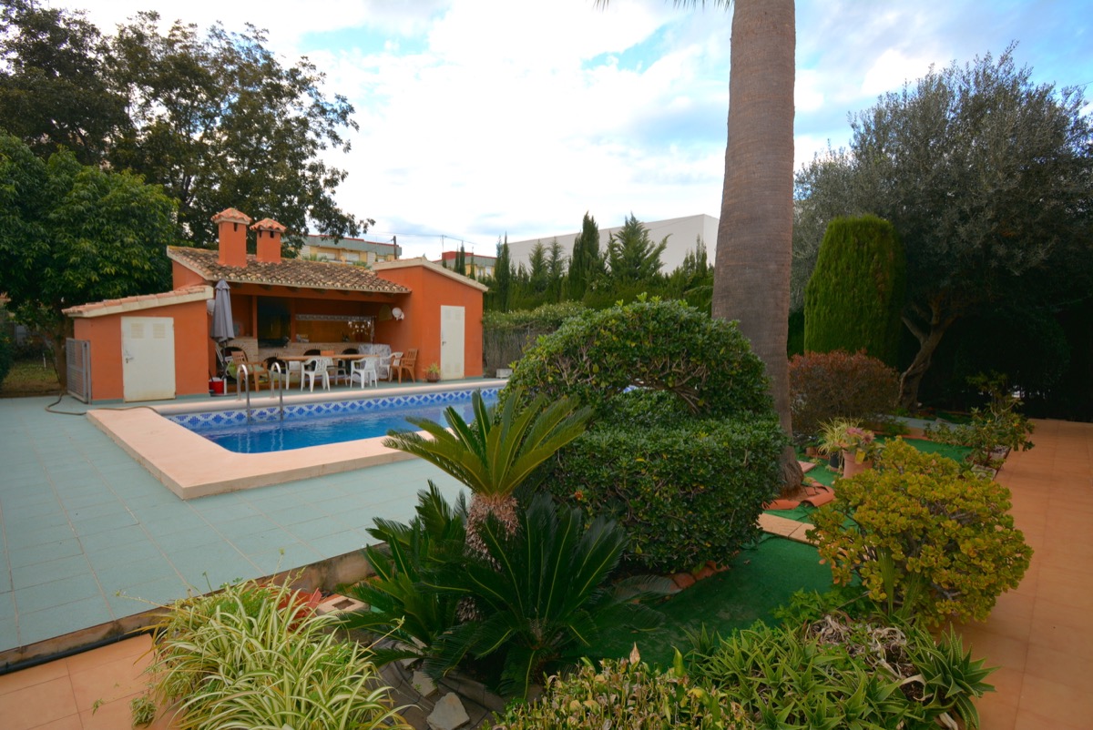 Prachtige villa te koop in Denia en zeer dicht bij het strand