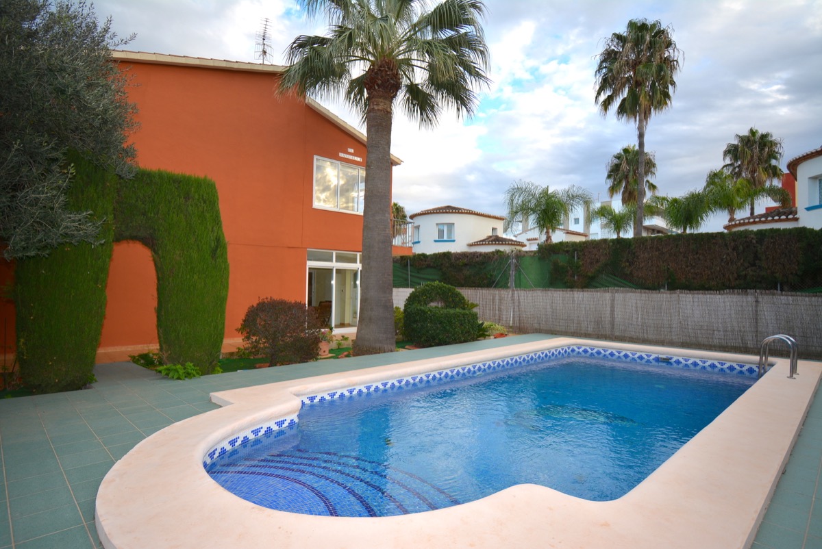 Prachtige villa te koop in Denia en zeer dicht bij het strand
