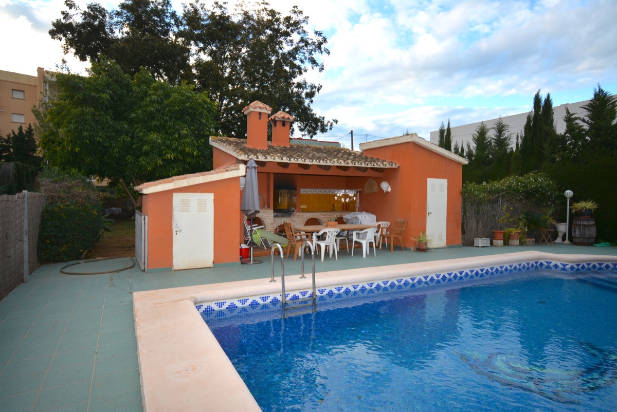 Prachtige villa te koop in Denia en zeer dicht bij het strand