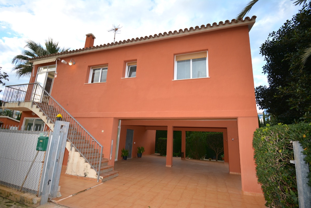 Prachtige villa te koop in Denia en zeer dicht bij het strand