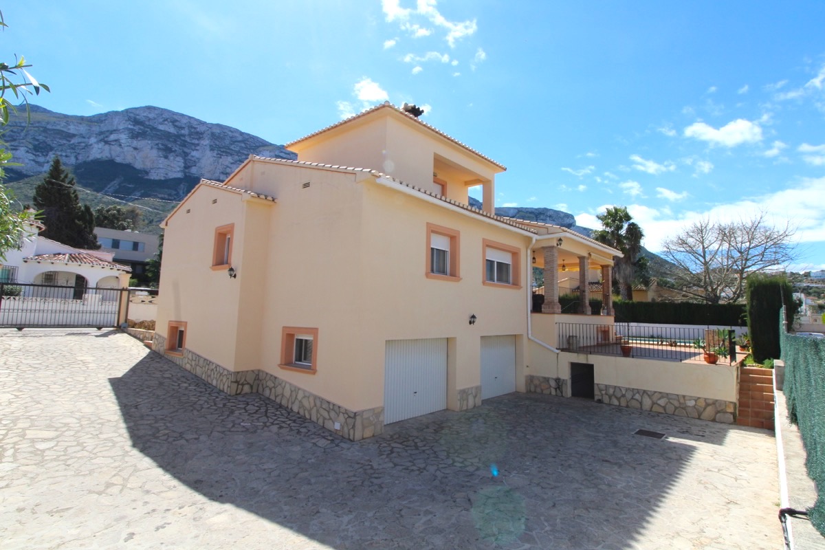 Elegant villa til salgs i Denia i et fantastisk boligområde