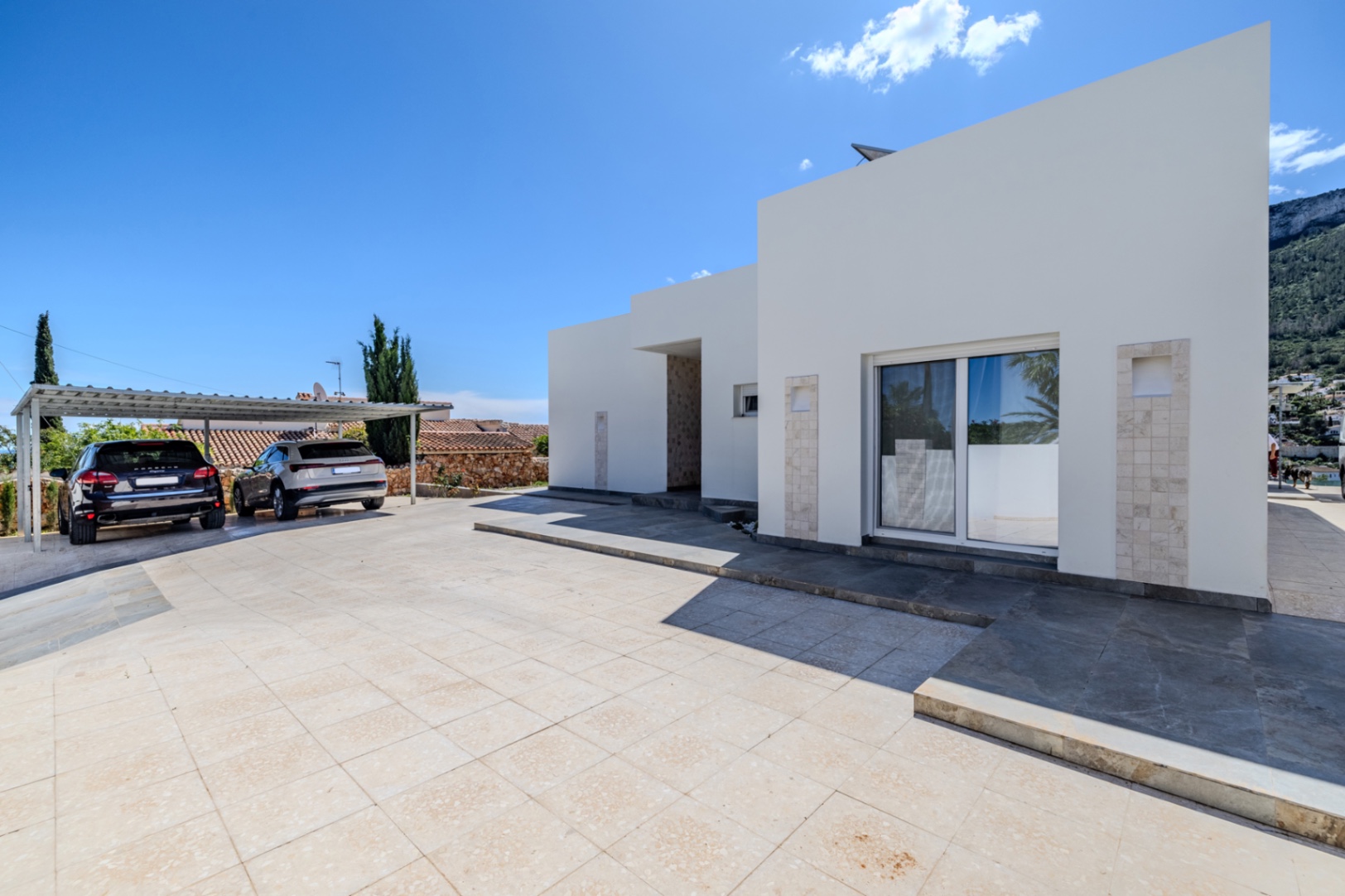 Modern lyxvilla till salu i Denia med vacker utsikt över havet och bergen