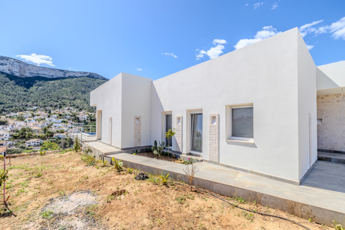 Modern lyxvilla till salu i Denia med vacker utsikt över havet och bergen