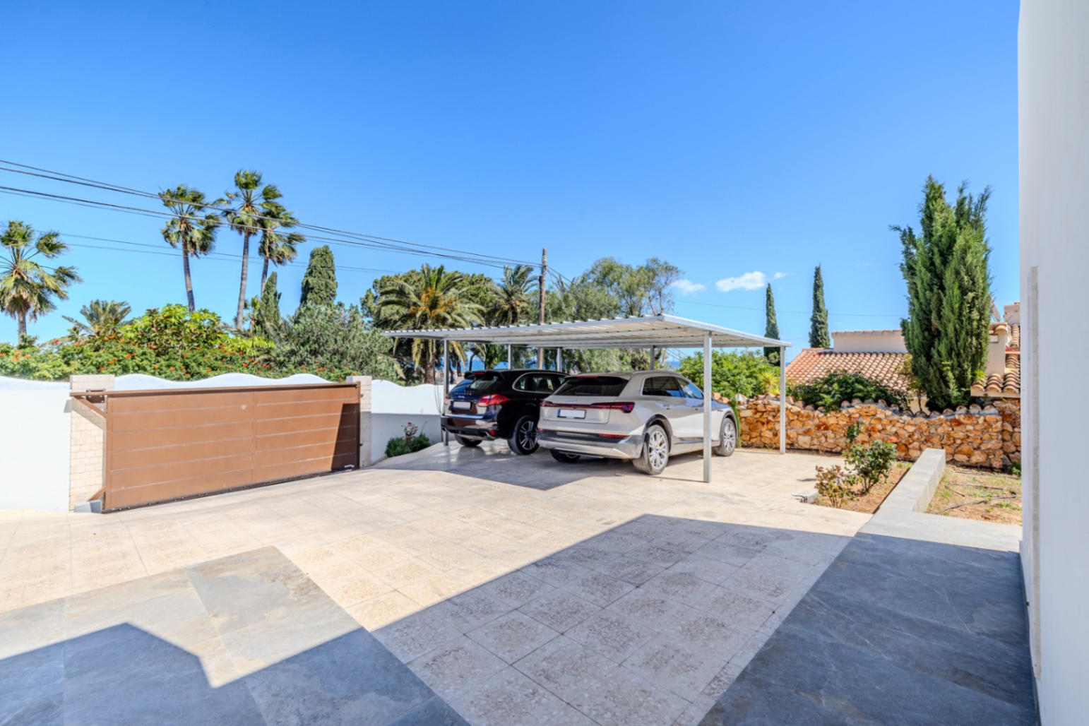 Modern lyxvilla till salu i Denia med vacker utsikt över havet och bergen