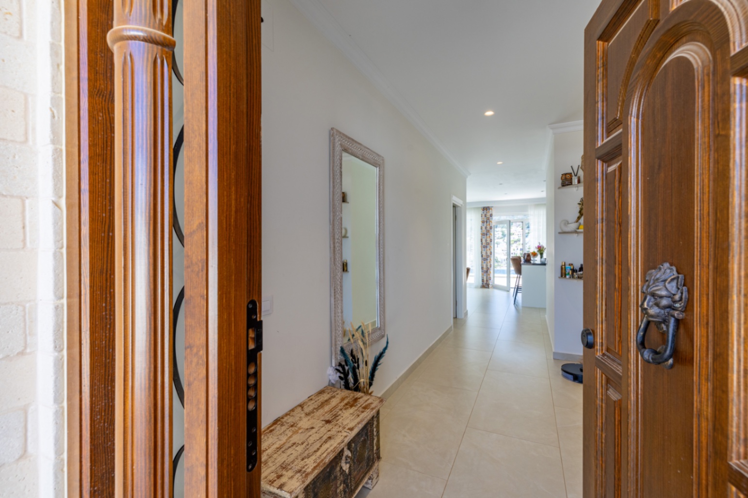 Modern lyxvilla till salu i Denia med vacker utsikt över havet och bergen