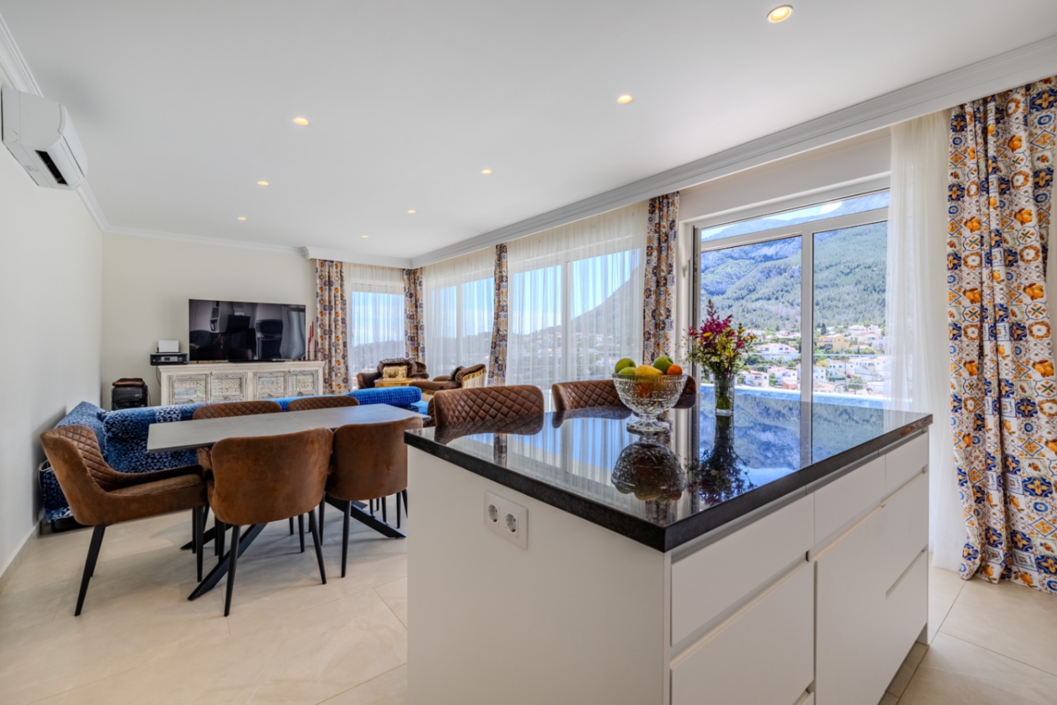 Modern lyxvilla till salu i Denia med vacker utsikt över havet och bergen