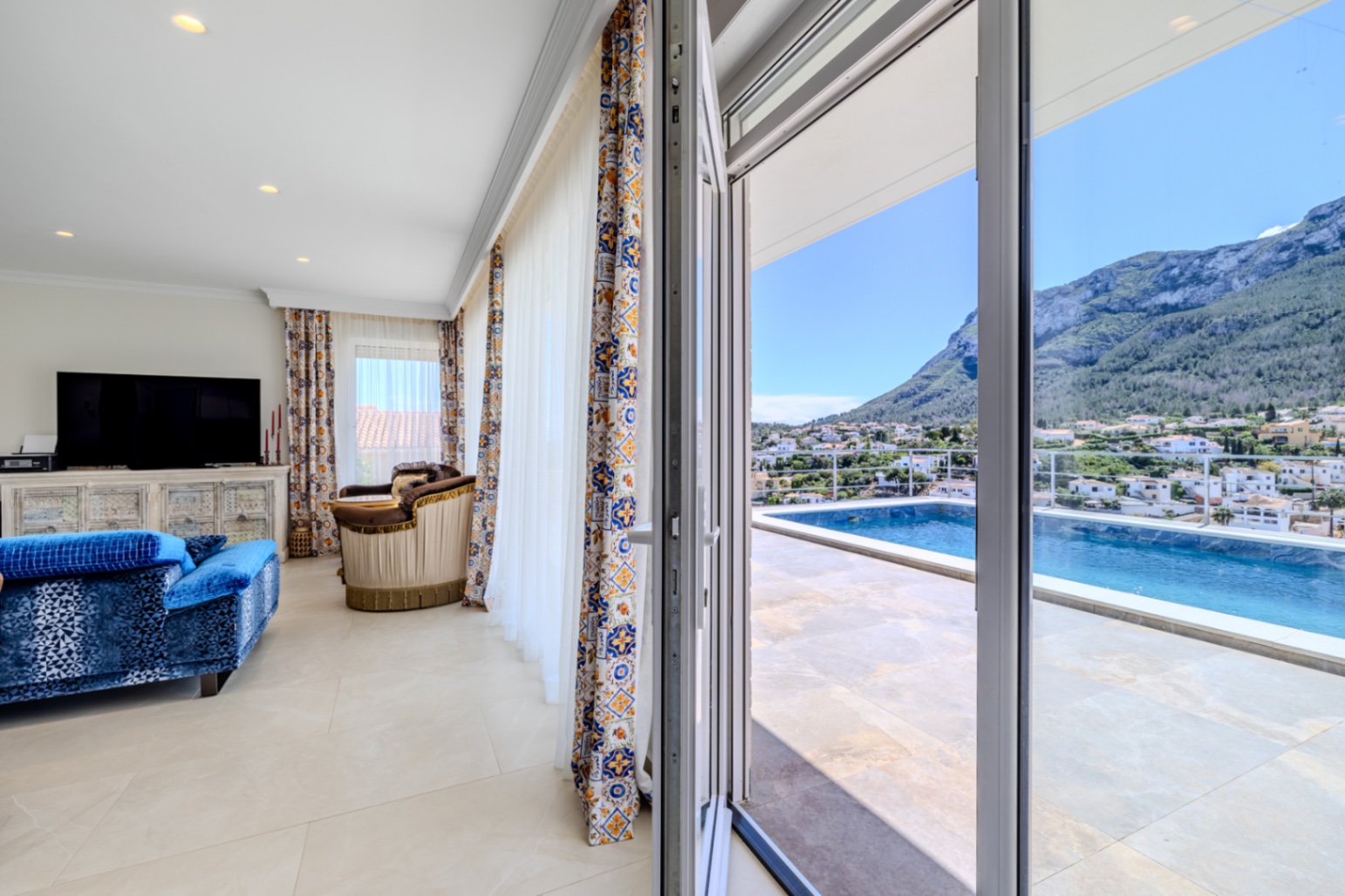 Modern lyxvilla till salu i Denia med vacker utsikt över havet och bergen