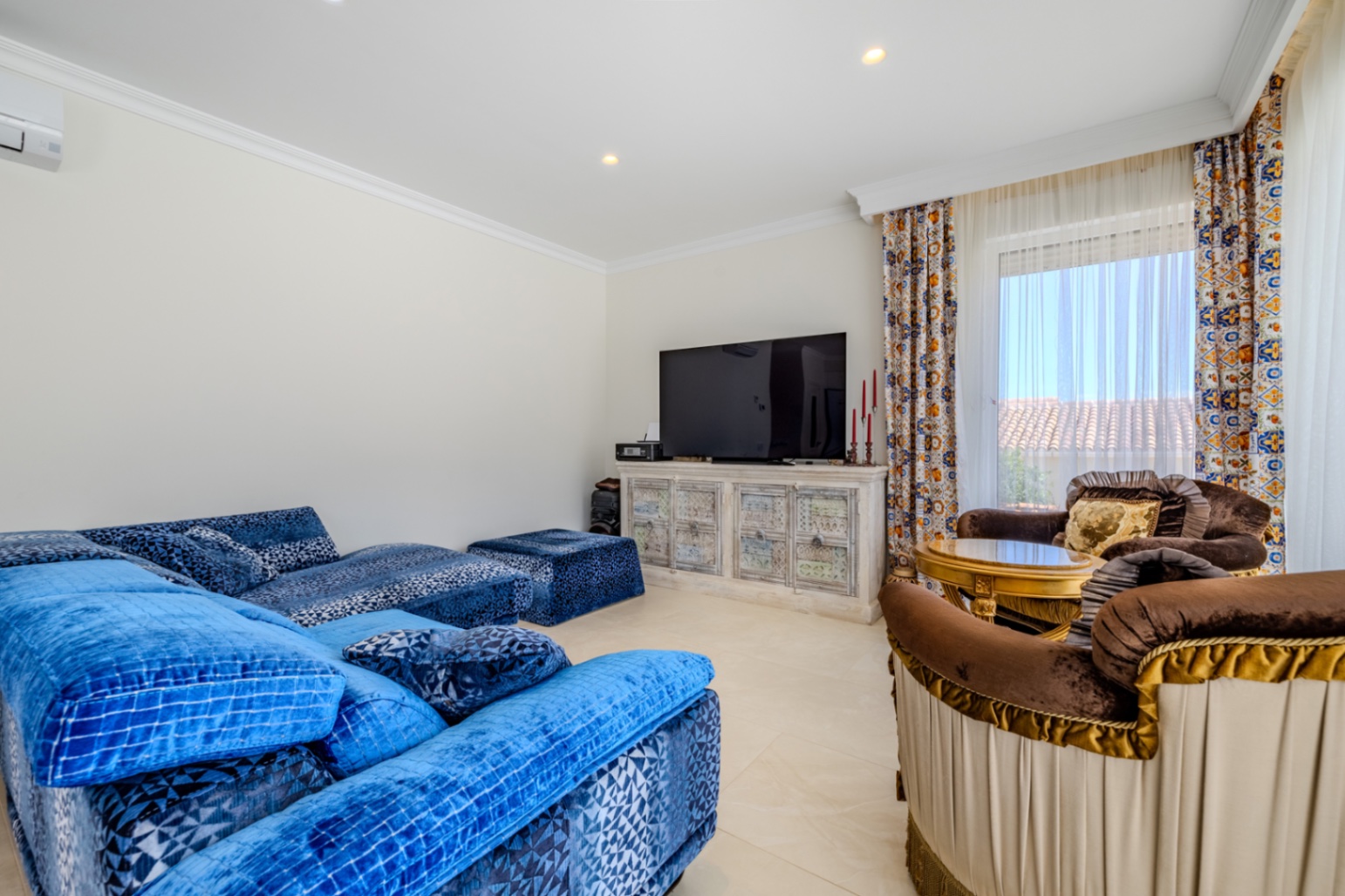 Modern lyxvilla till salu i Denia med vacker utsikt över havet och bergen