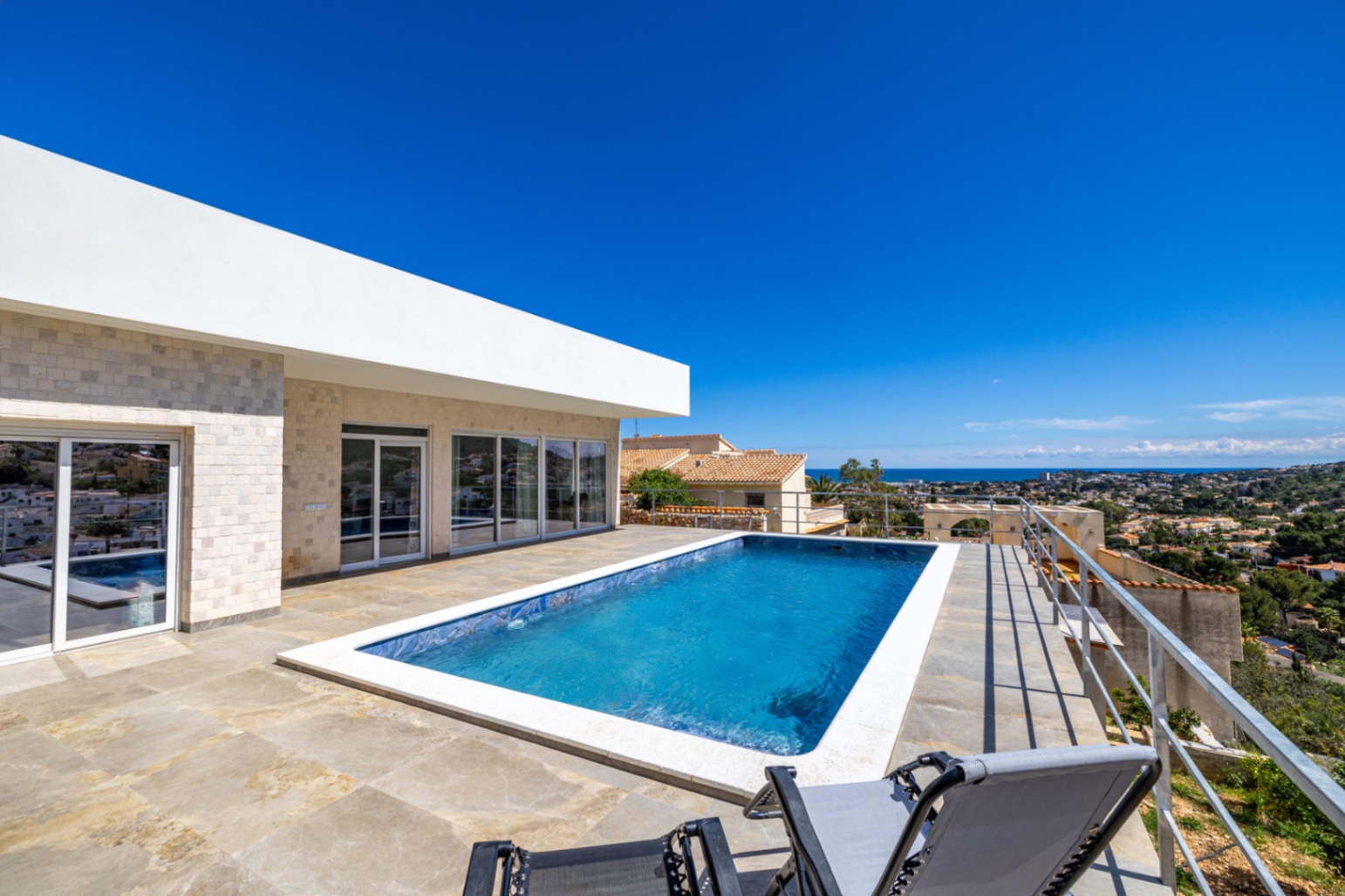 Modern lyxvilla till salu i Denia med vacker utsikt över havet och bergen