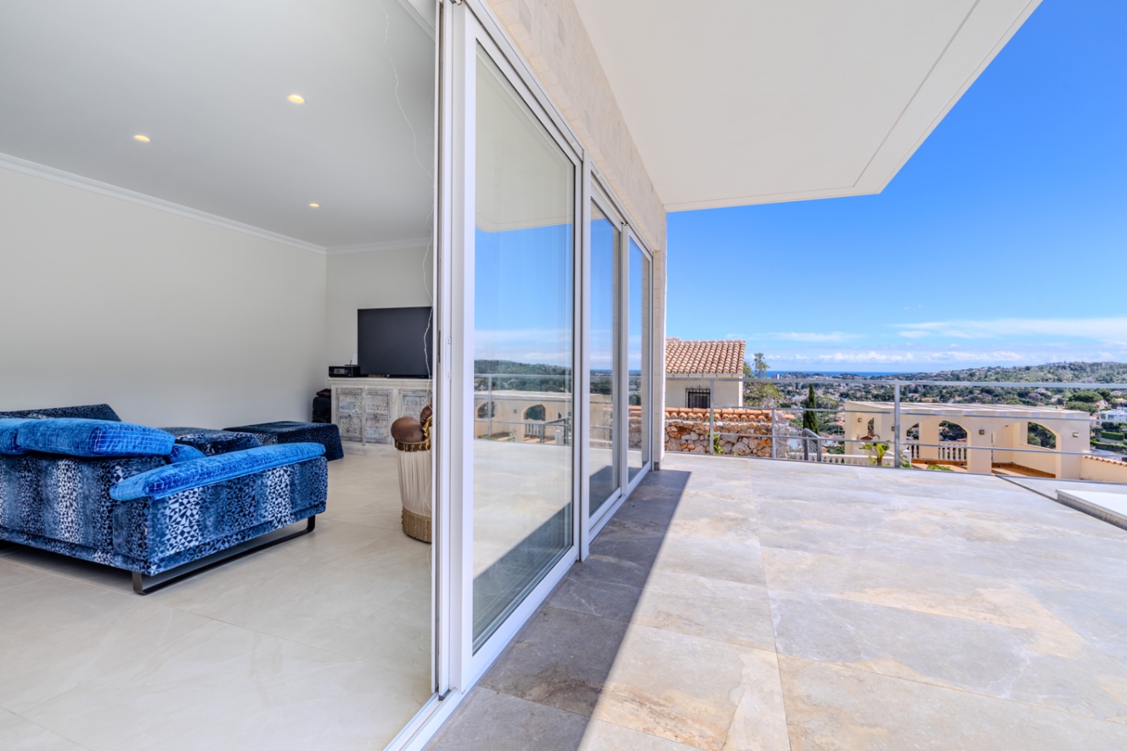 Modern lyxvilla till salu i Denia med vacker utsikt över havet och bergen