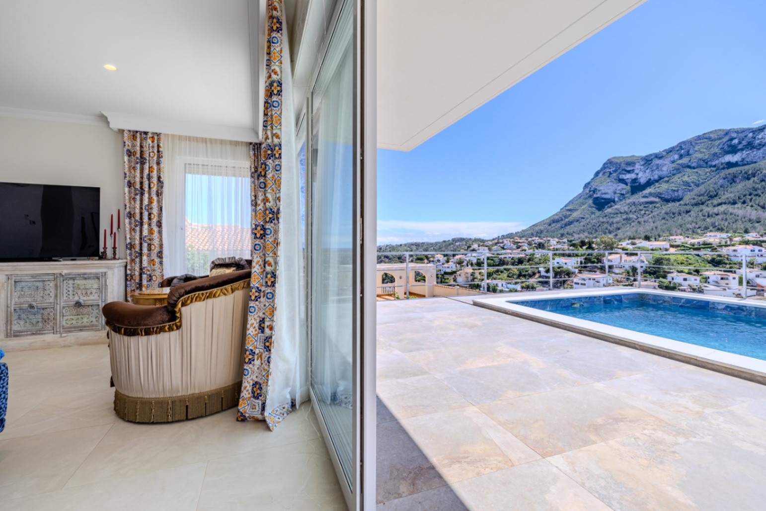Modern lyxvilla till salu i Denia med vacker utsikt över havet och bergen