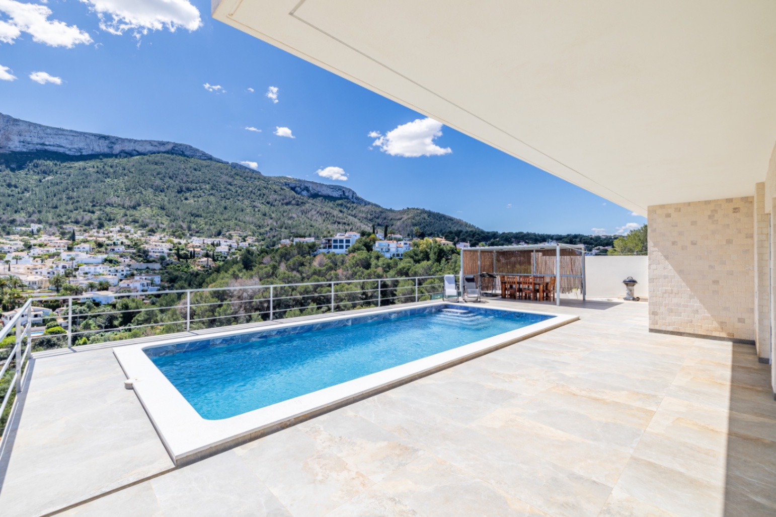 Modern lyxvilla till salu i Denia med vacker utsikt över havet och bergen