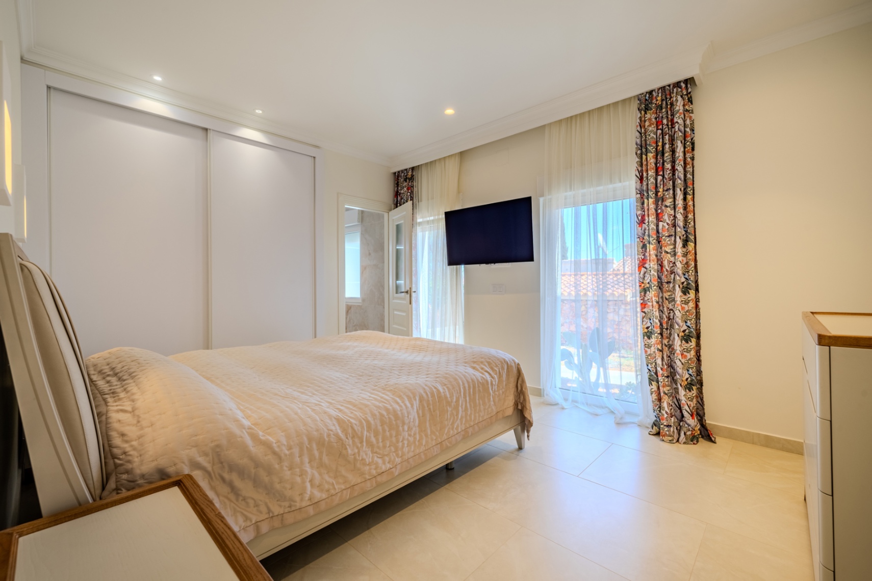 Modern lyxvilla till salu i Denia med vacker utsikt över havet och bergen