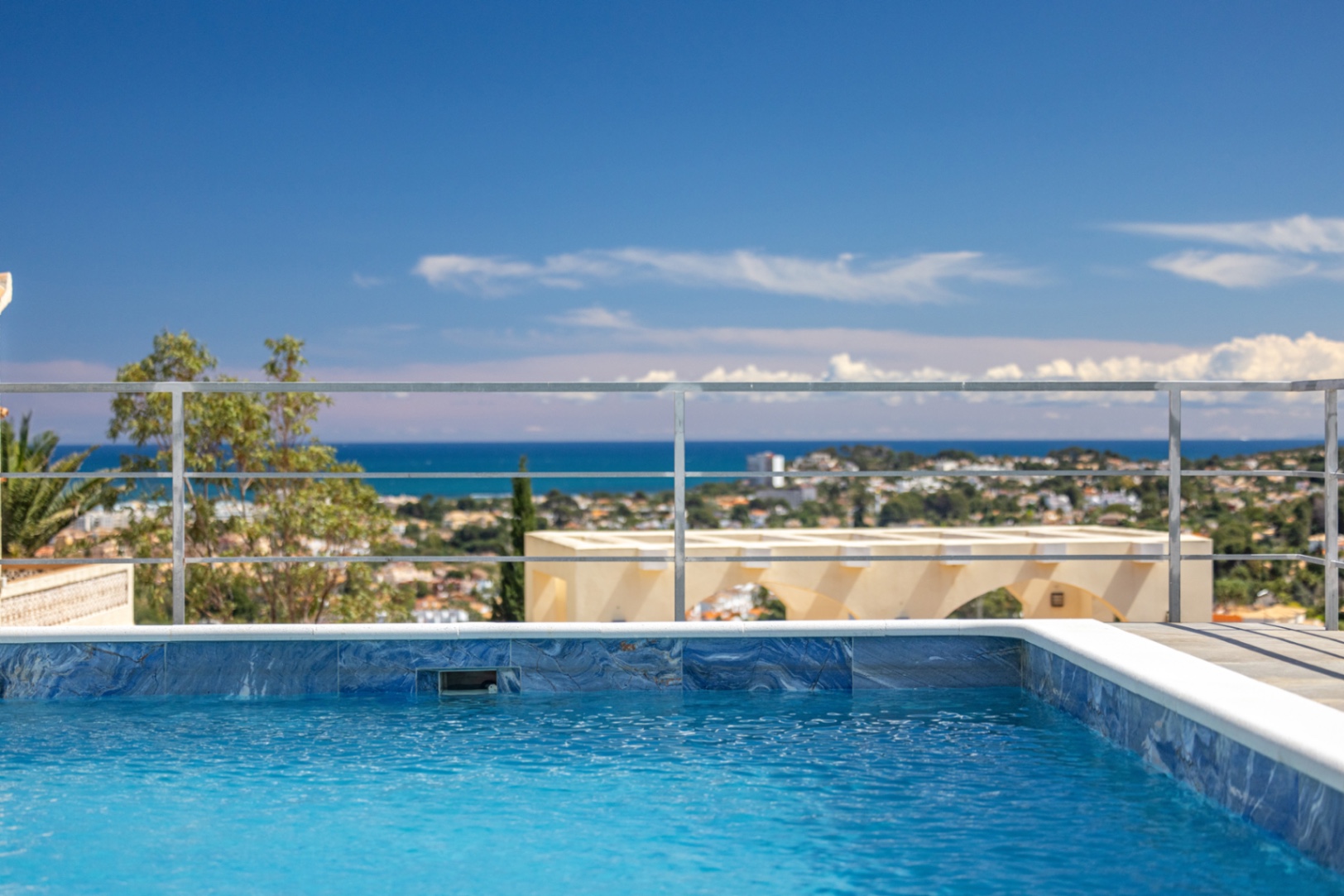 Modern lyxvilla till salu i Denia med vacker utsikt över havet och bergen