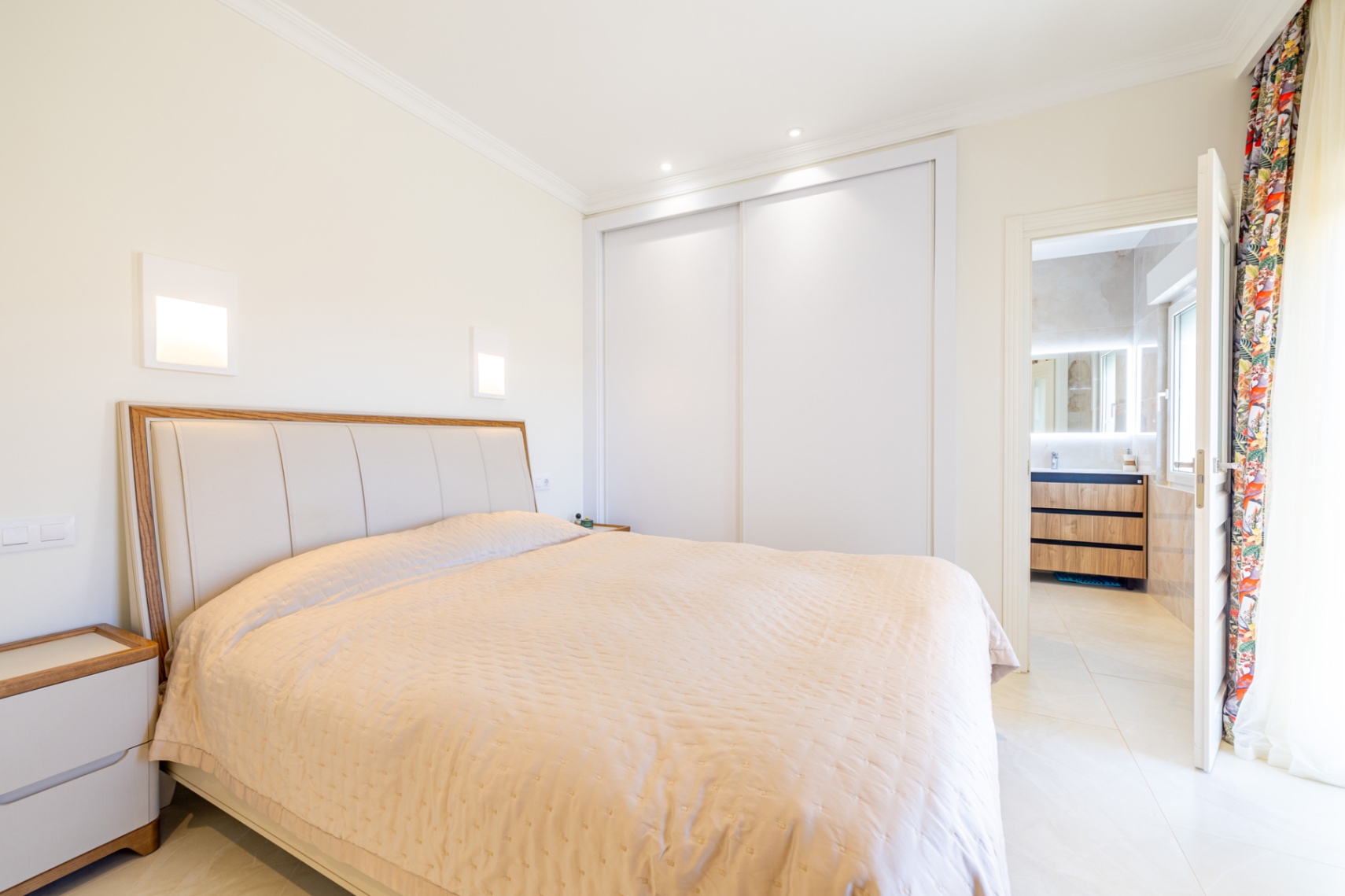 Modern lyxvilla till salu i Denia med vacker utsikt över havet och bergen