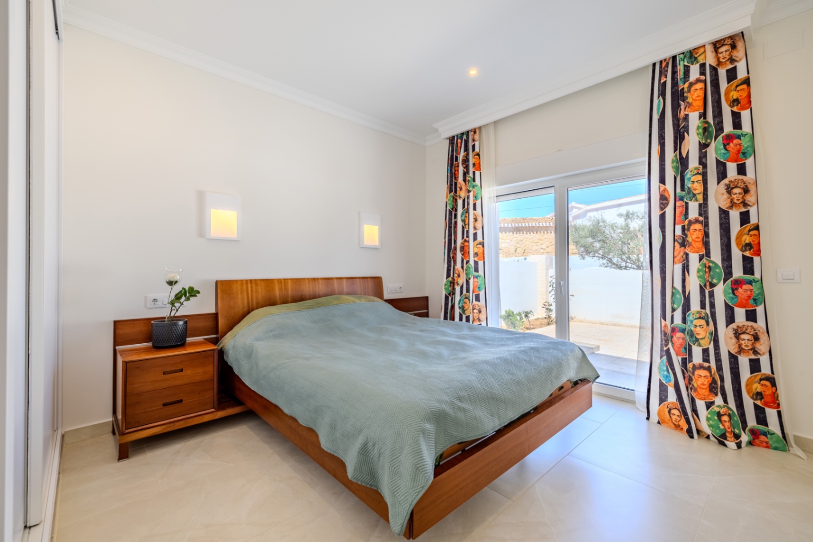 Modern lyxvilla till salu i Denia med vacker utsikt över havet och bergen