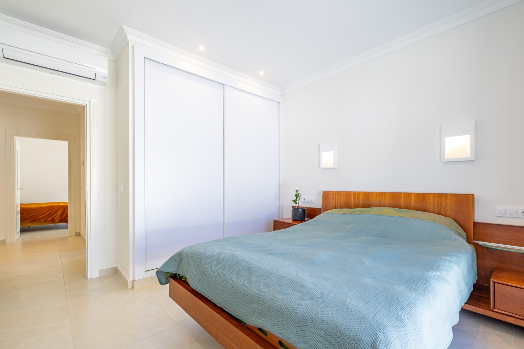 Modern lyxvilla till salu i Denia med vacker utsikt över havet och bergen