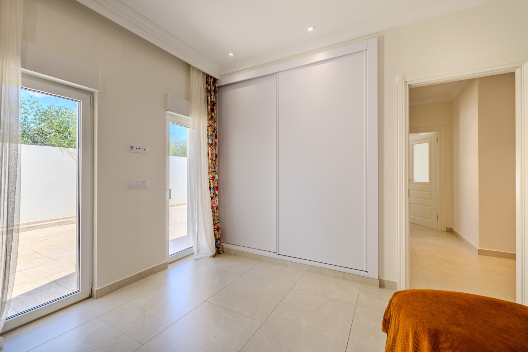 Modern lyxvilla till salu i Denia med vacker utsikt över havet och bergen