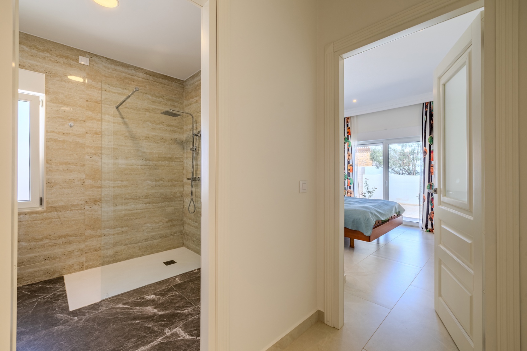 Modern lyxvilla till salu i Denia med vacker utsikt över havet och bergen