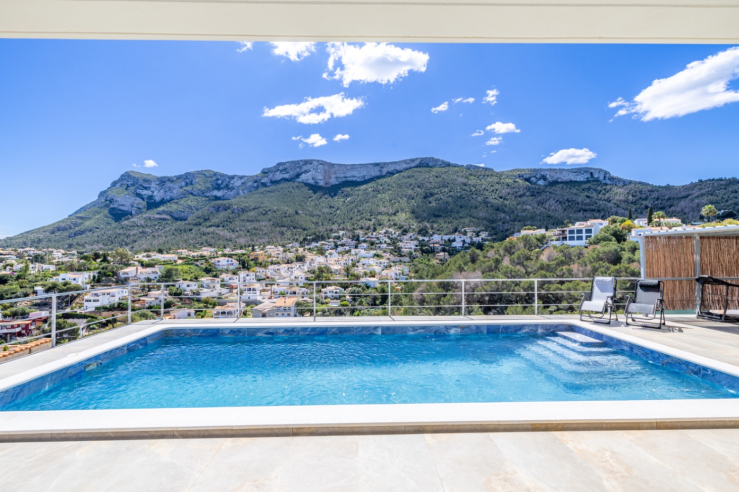 Modern lyxvilla till salu i Denia med vacker utsikt över havet och bergen