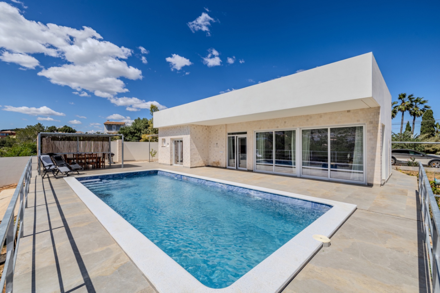 Modern lyxvilla till salu i Denia med vacker utsikt över havet och bergen