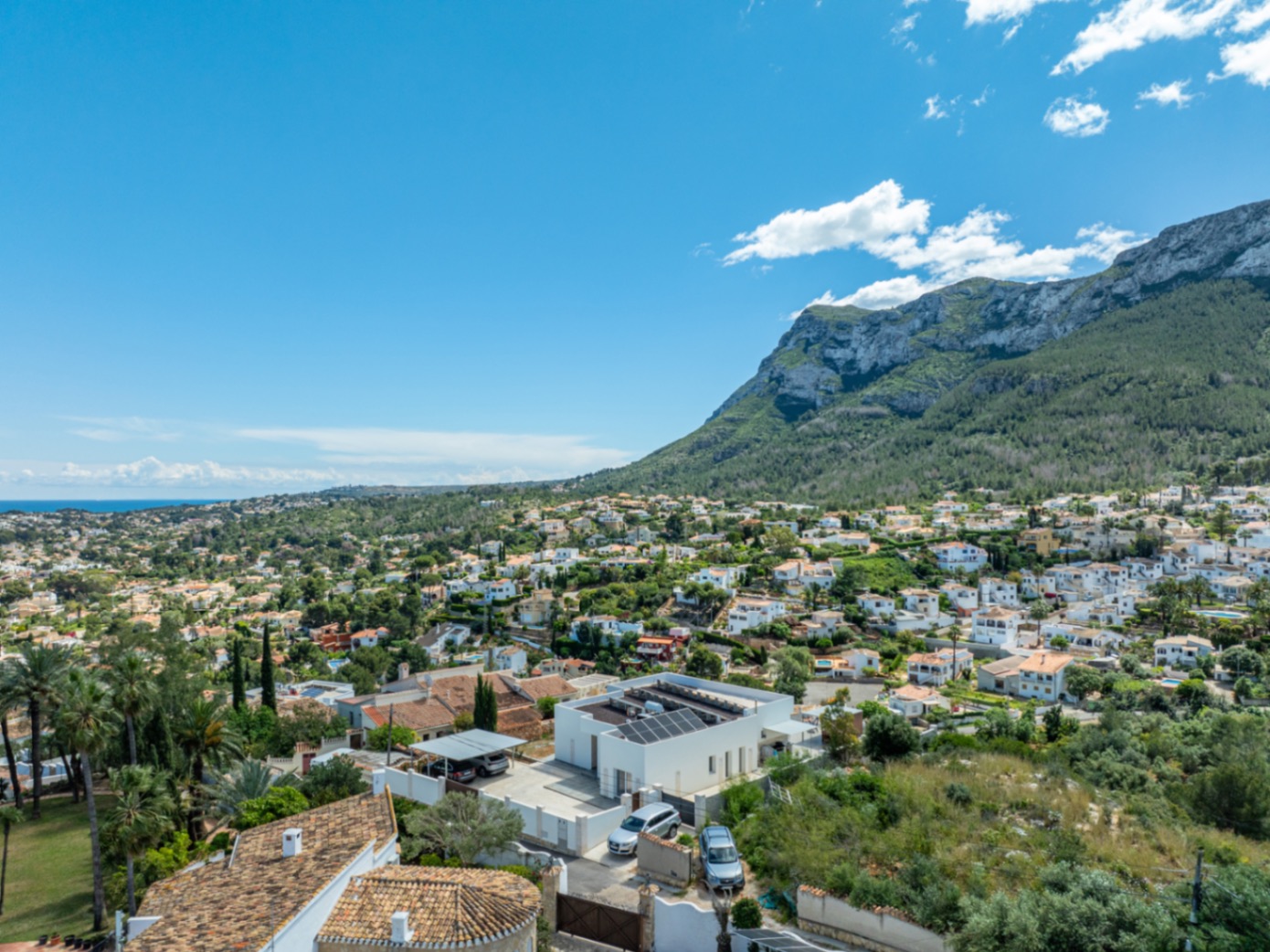 Modern lyxvilla till salu i Denia med vacker utsikt över havet och bergen