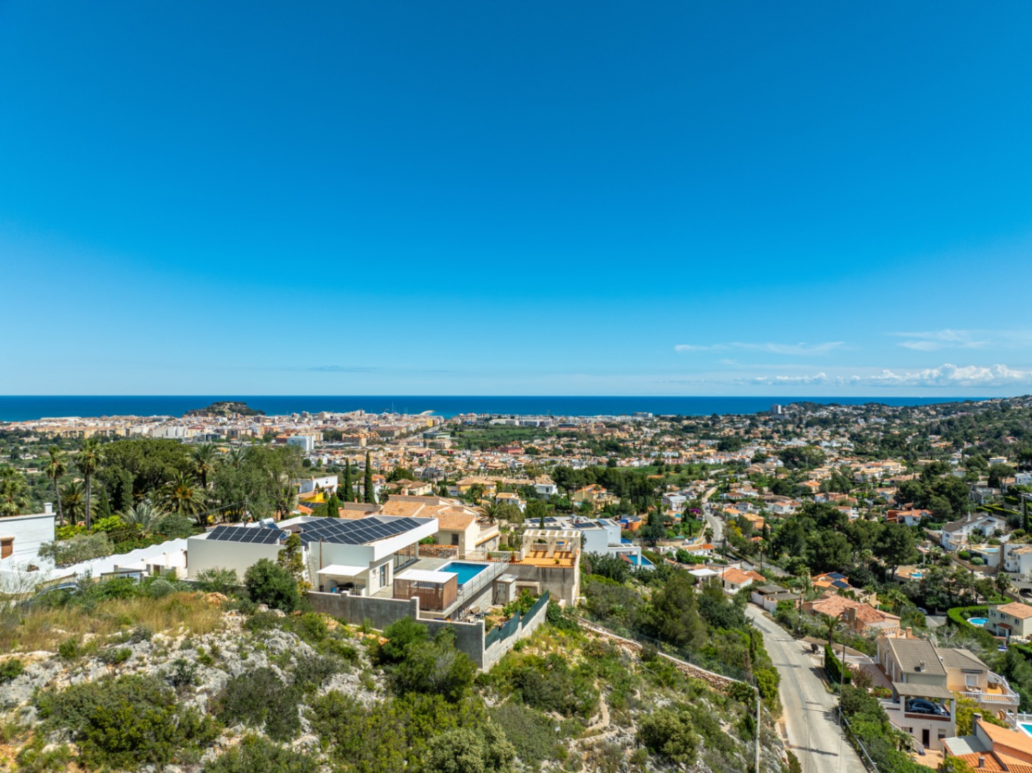 Modern lyxvilla till salu i Denia med vacker utsikt över havet och bergen