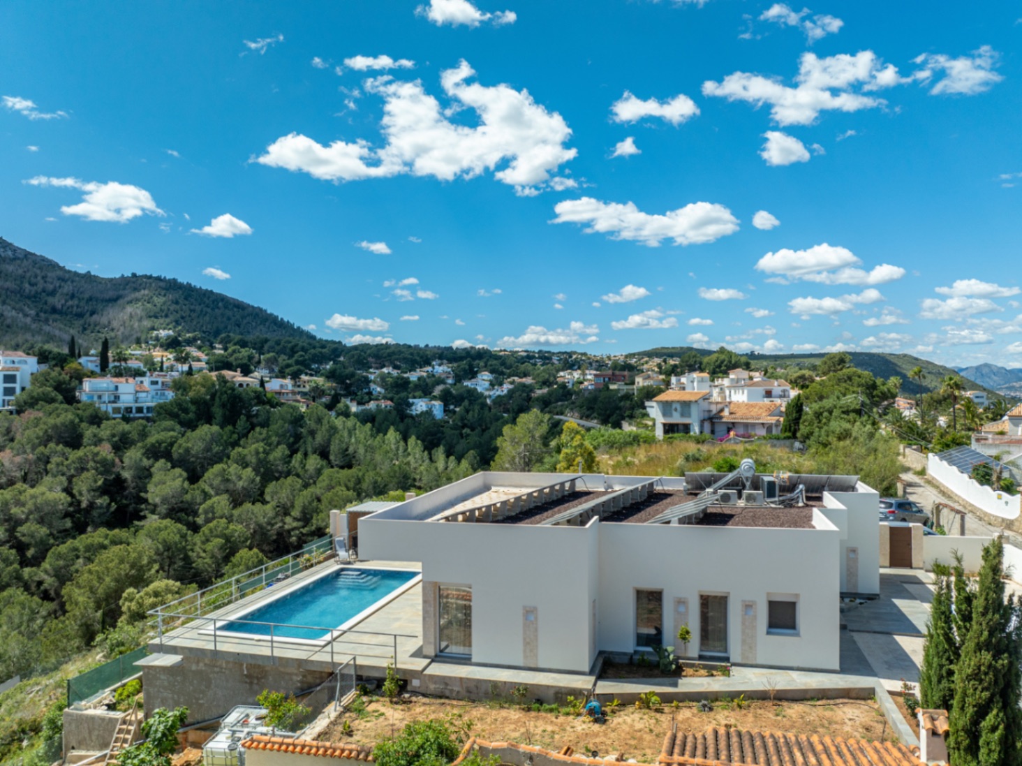 Modern lyxvilla till salu i Denia med vacker utsikt över havet och bergen