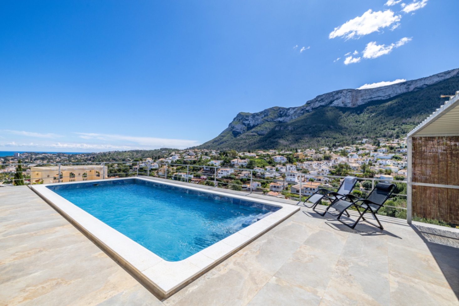 Modern lyxvilla till salu i Denia med vacker utsikt över havet och bergen