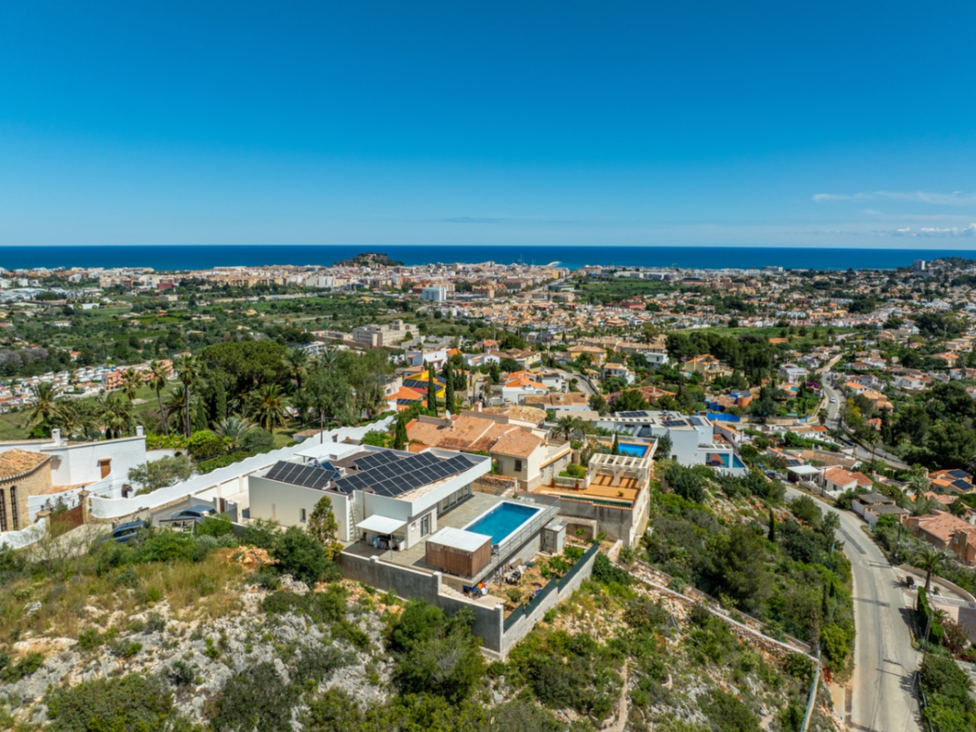 Modern lyxvilla till salu i Denia med vacker utsikt över havet och bergen