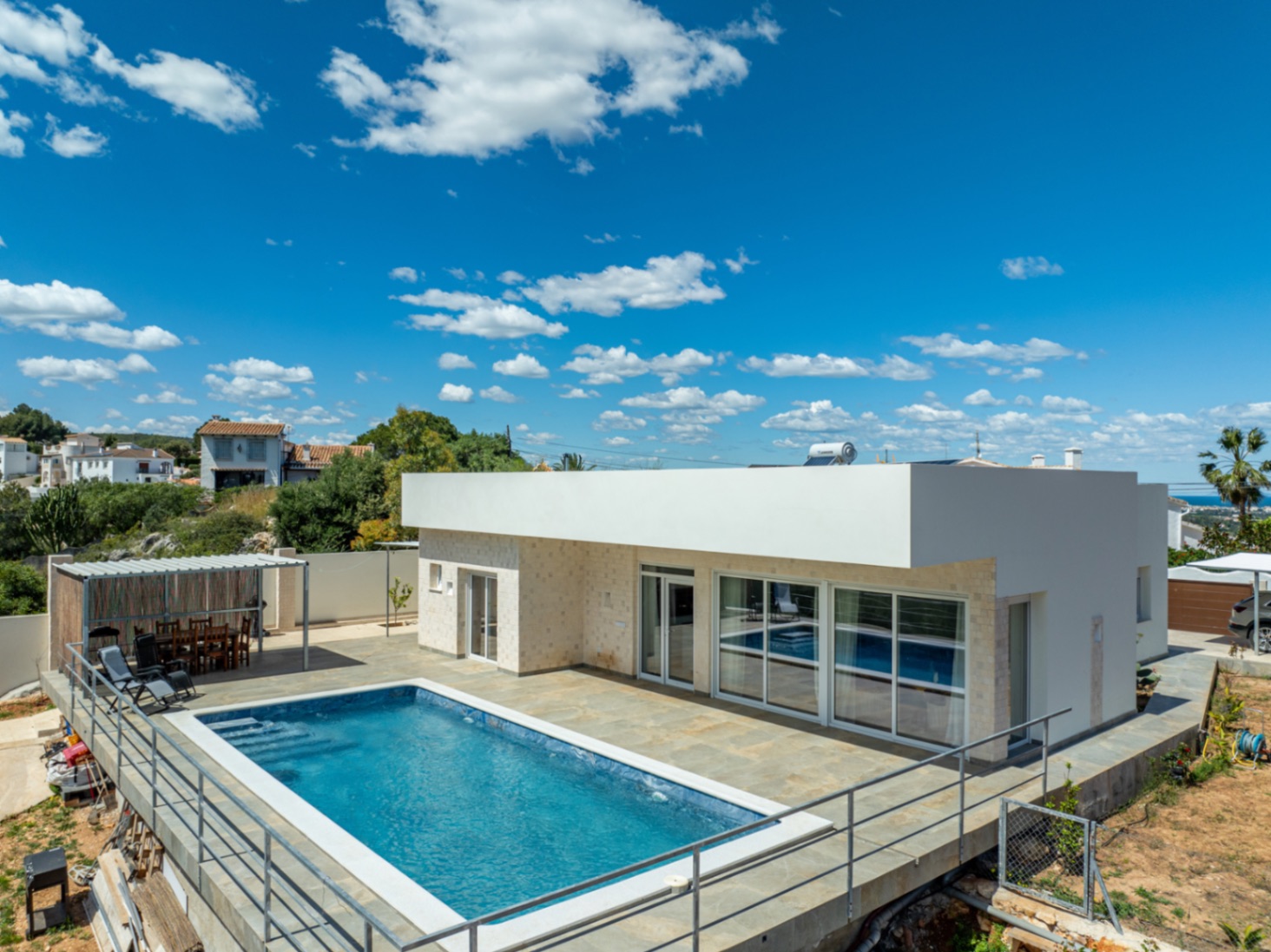 Modern lyxvilla till salu i Denia med vacker utsikt över havet och bergen