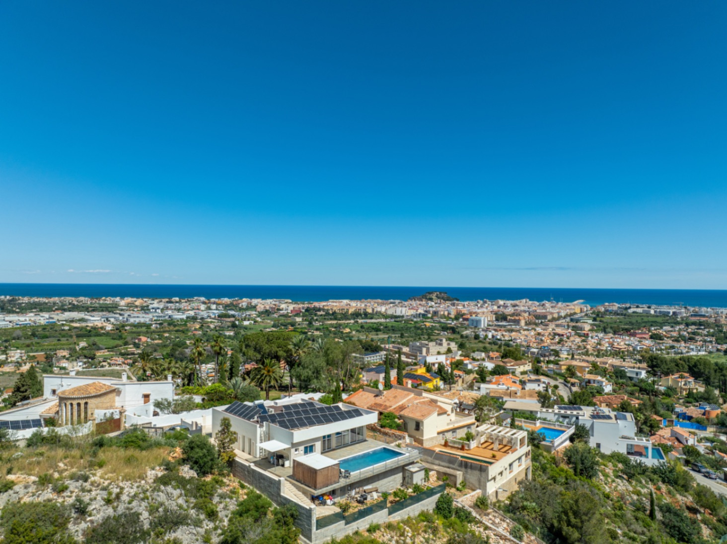Modern lyxvilla till salu i Denia med vacker utsikt över havet och bergen