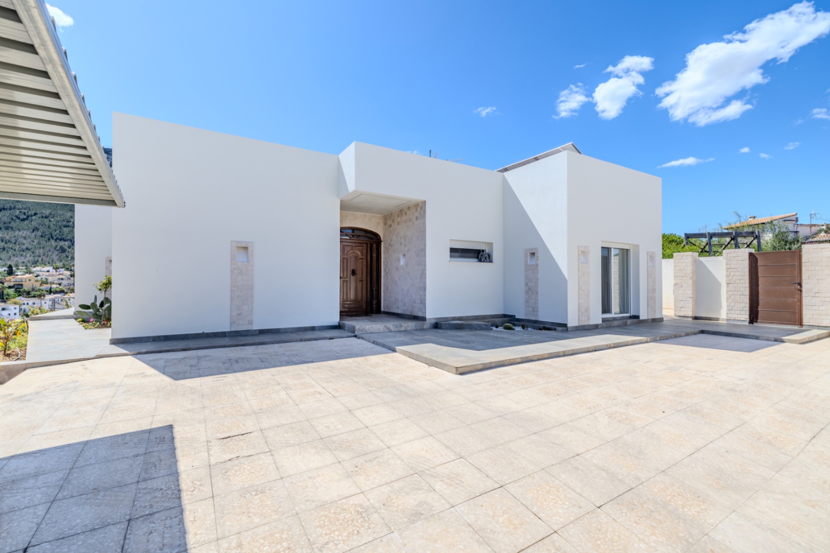 Modern lyxvilla till salu i Denia med vacker utsikt över havet och bergen