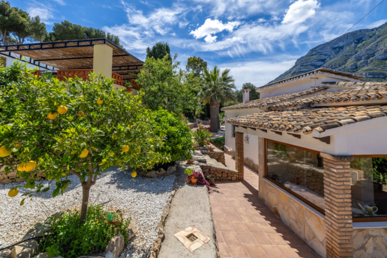 Precioso chalet rústico en venta en Denia